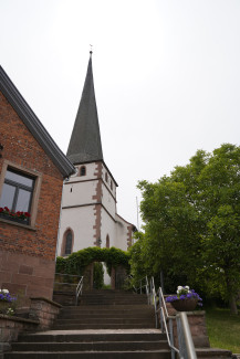 Treppe zur Kirche